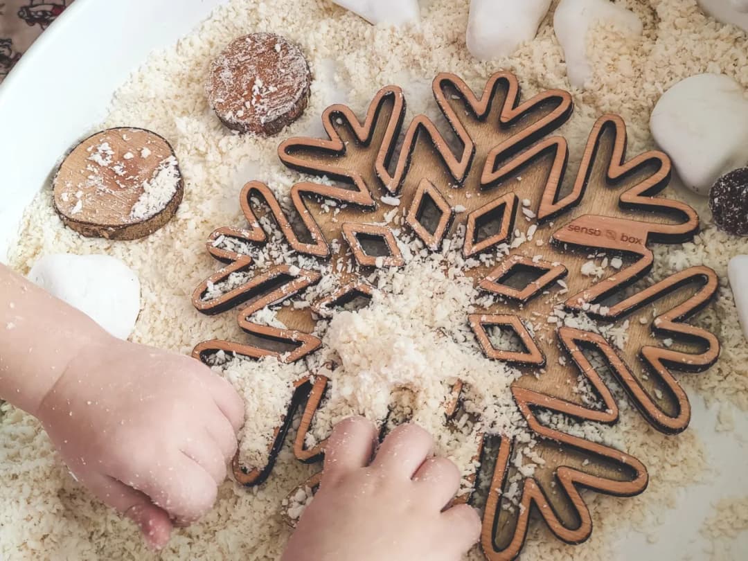 Zimowe zabawy sensoryczne: Proste pomysły na rozwój w domu