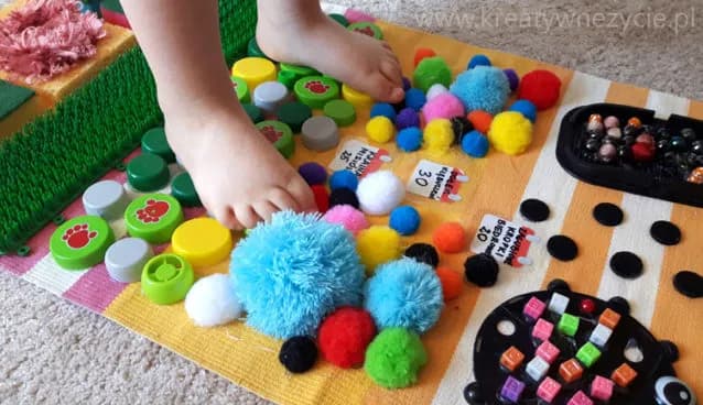 Mata sensoryczna dla dziecka: Wybór, korzyści i DIY Przewodnik