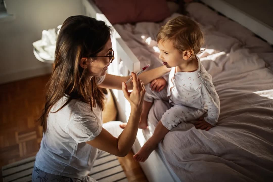 Jak podać dziecku lek, gdy nie chce? Sprawdzone triki rodziców