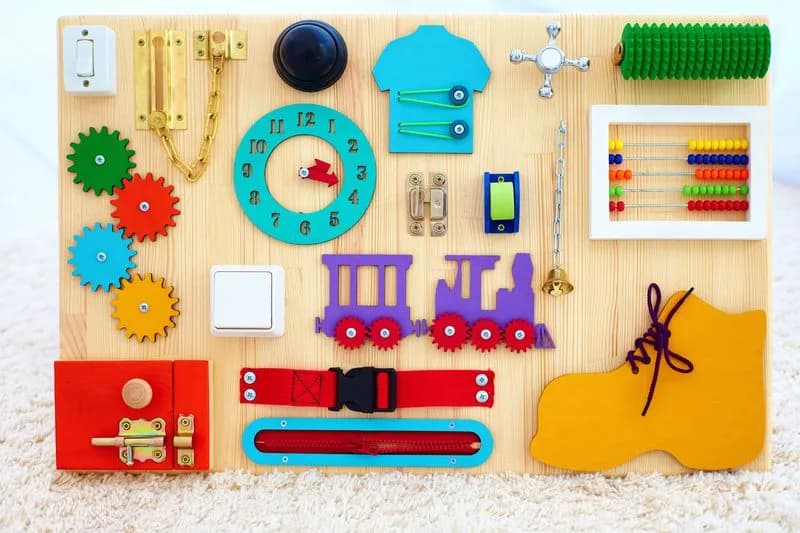 Tablica sensoryczna na ścianę: Jak wybrać i zrobić bezpieczną?