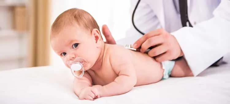 Kaszel u niemowlaka: Bezpieczne sposoby i kiedy do lekarza?