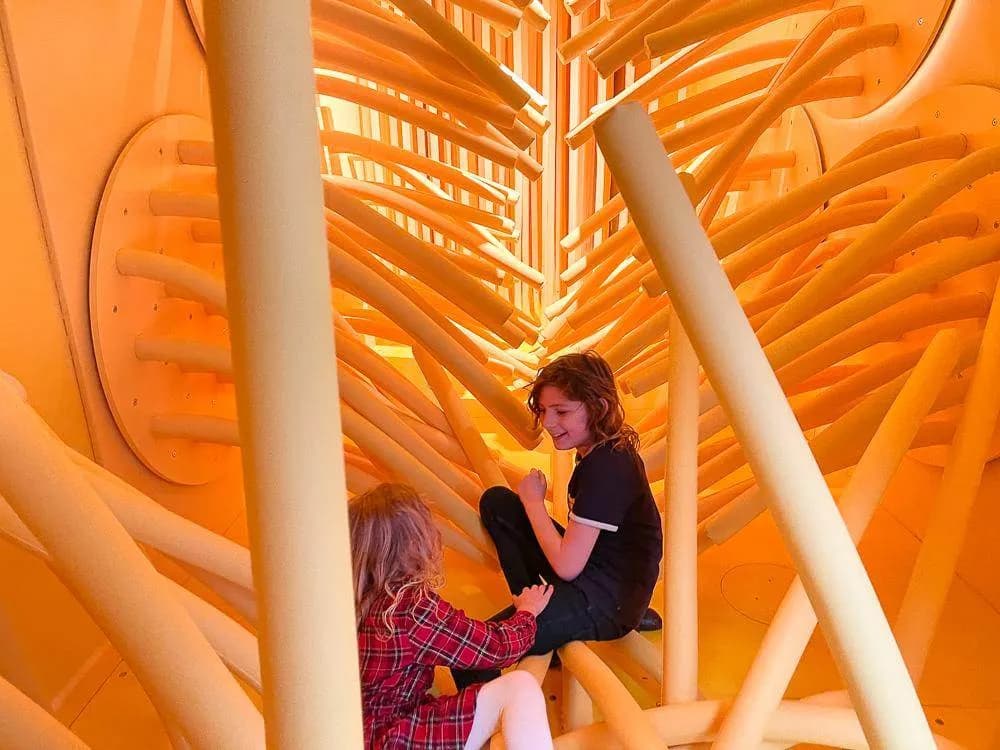 Sala sensoryczna Warszawa: Jak wybrać i wspierać rozwój dziecka?